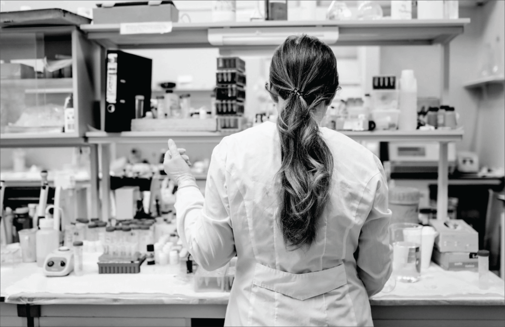 Woman working in a chemistry lab.